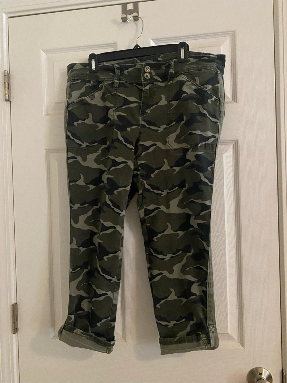 Torrid Cropped Camo Print Pants - Olive Green size 16